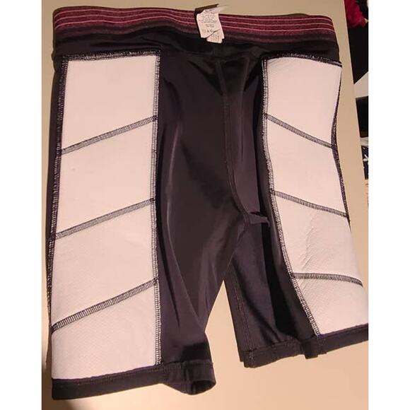 Under Armour black padded shorts - small - Picture 4 of 4